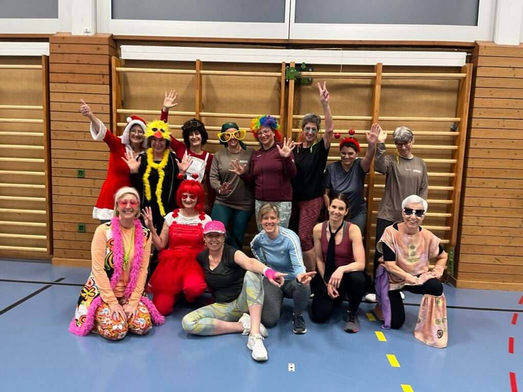 Turnen, für einmal fasnächtlich verkleidet.